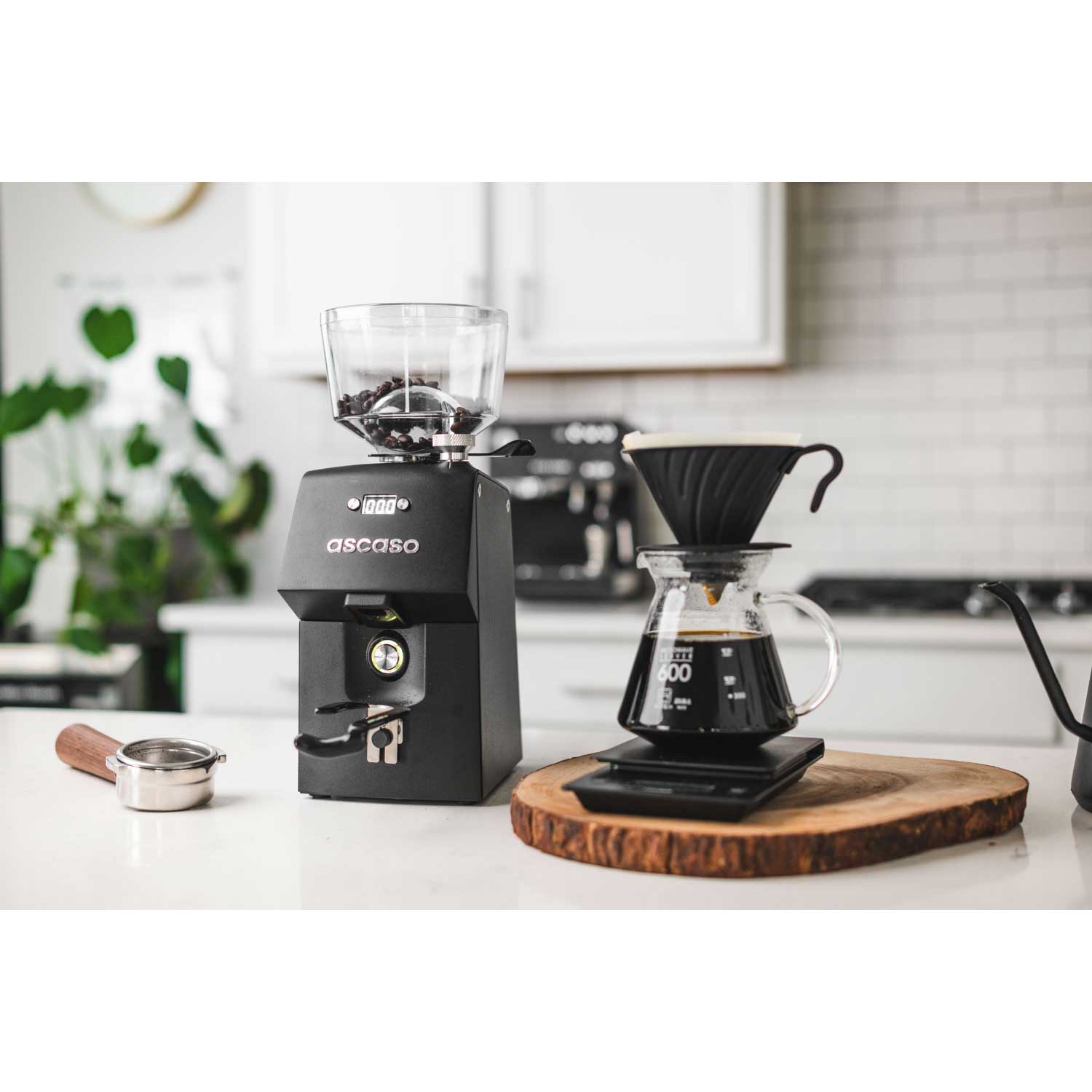 ascaso h64 black grinder in use